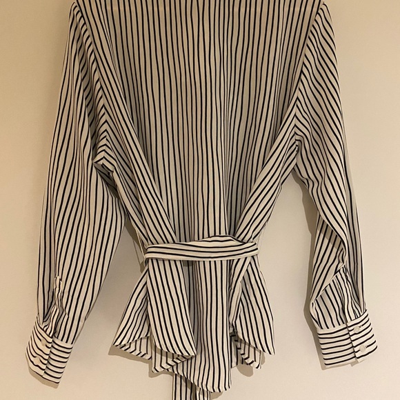 *NWT* Monki Black and White artsy striped blouse - Picture 3 of 4